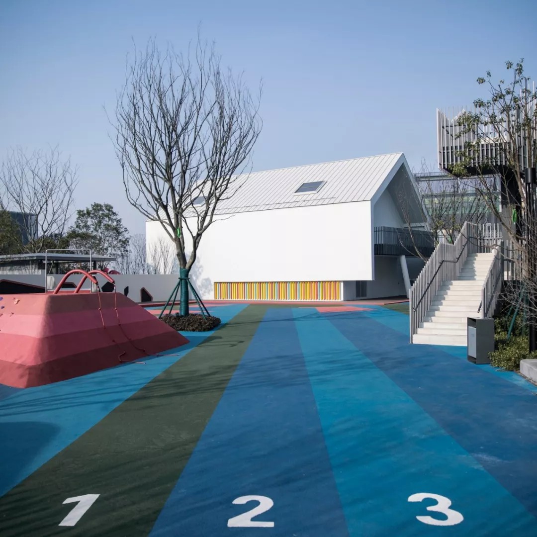 37 ÐÞ½¨µÄÇå½àÓë»î¶¯Ô°µØµÄ¶à²ÊÏàµÃÒæÕÃ